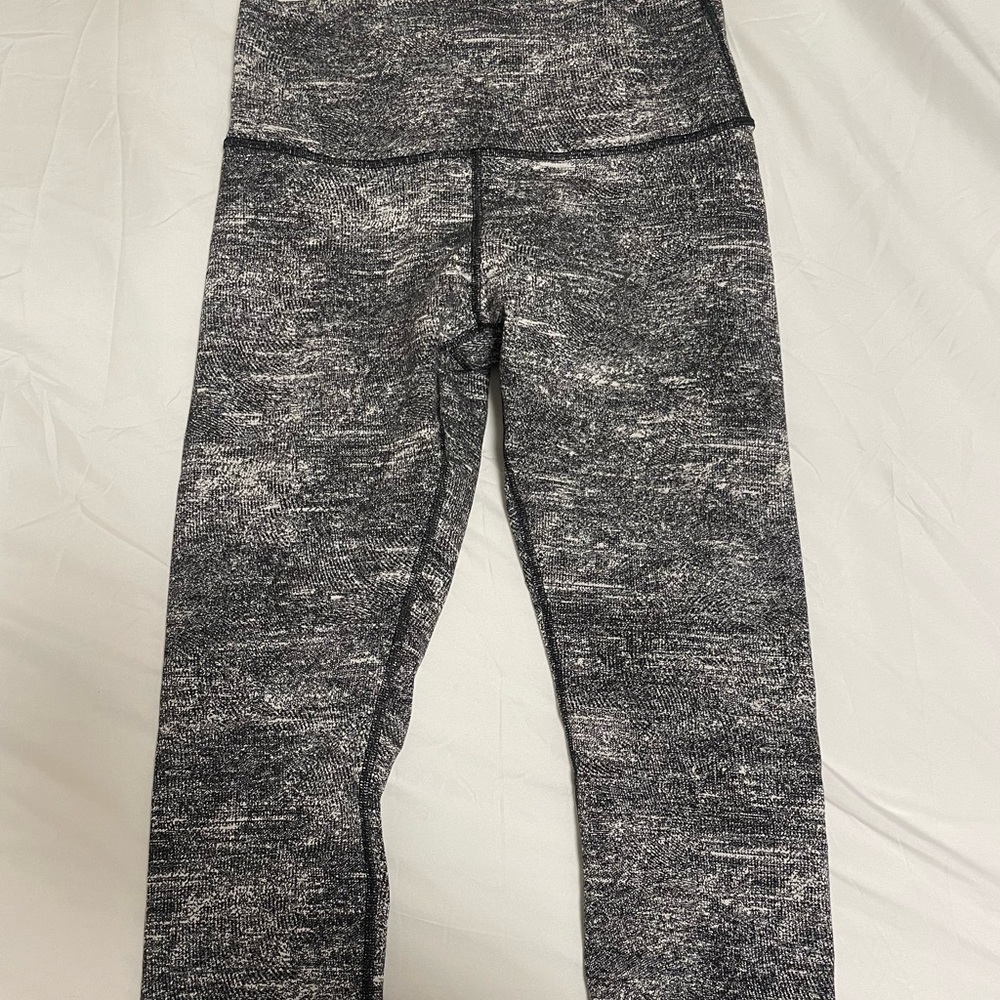 Like new LULULEMON wunder under knit cropped leggings